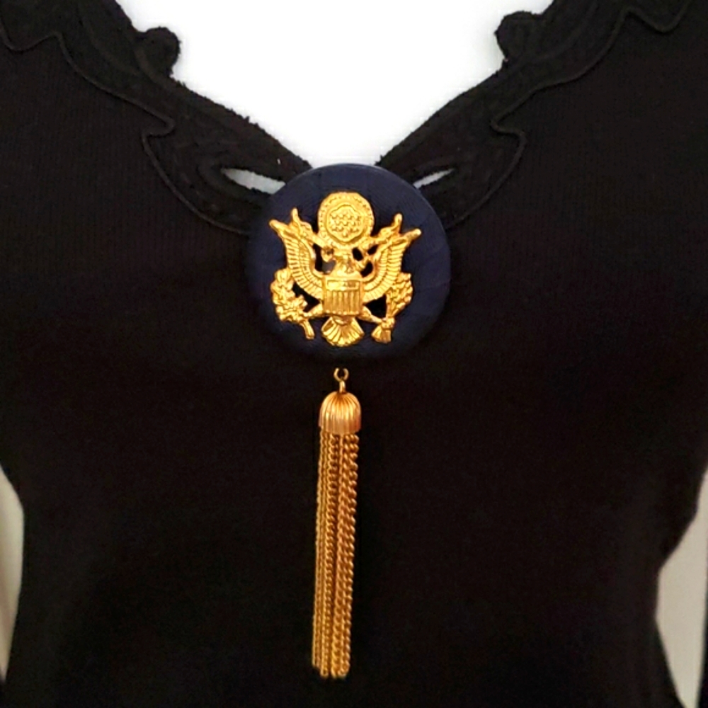 VTG brooch coat of arms medallion/w fringes